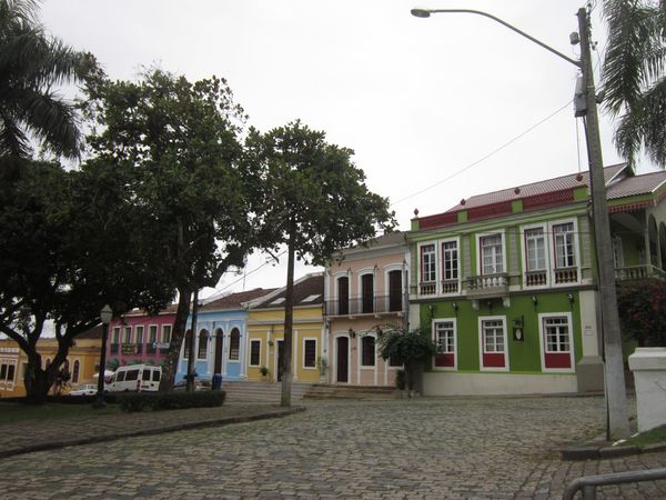 Casario colonial colorido na praça do centro histórico de Antonina