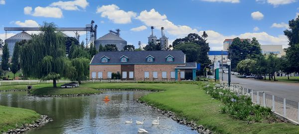 Lago, casas de tijolo e os silos da cooperativa no distrito de Castrolanda