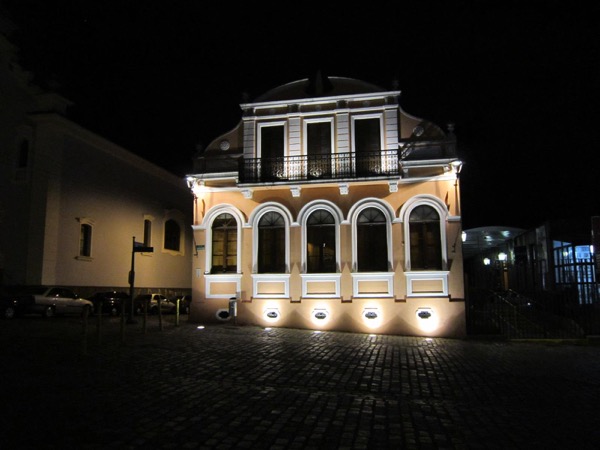 Mansión colonial iluminada por la noche en el centro histórico de Curitiba