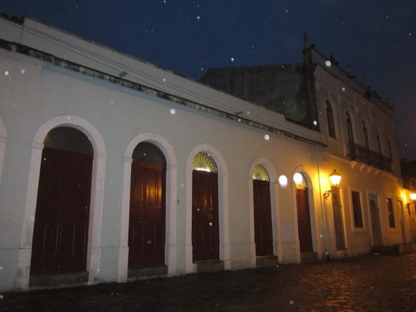 Arcadas de un edificio histórico iluminadas por la noche en Curitiba