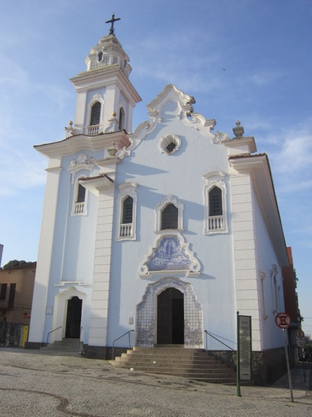 Fachada barroca de una iglesia histórica en el centro de Curitiba