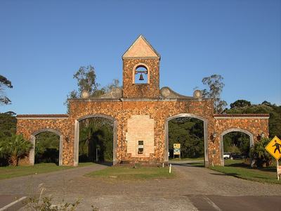 Pórtico de pedra na entrada da Estrada da Graciosa