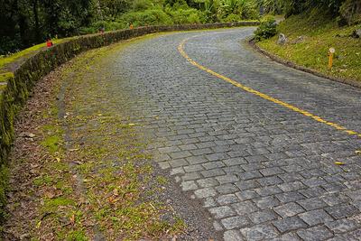 Curvas de pedra da histórica Estrada da Graciosa, na Serra do Mar
