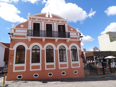 An eclectic mansion in terracotta tones in downtown Curitiba