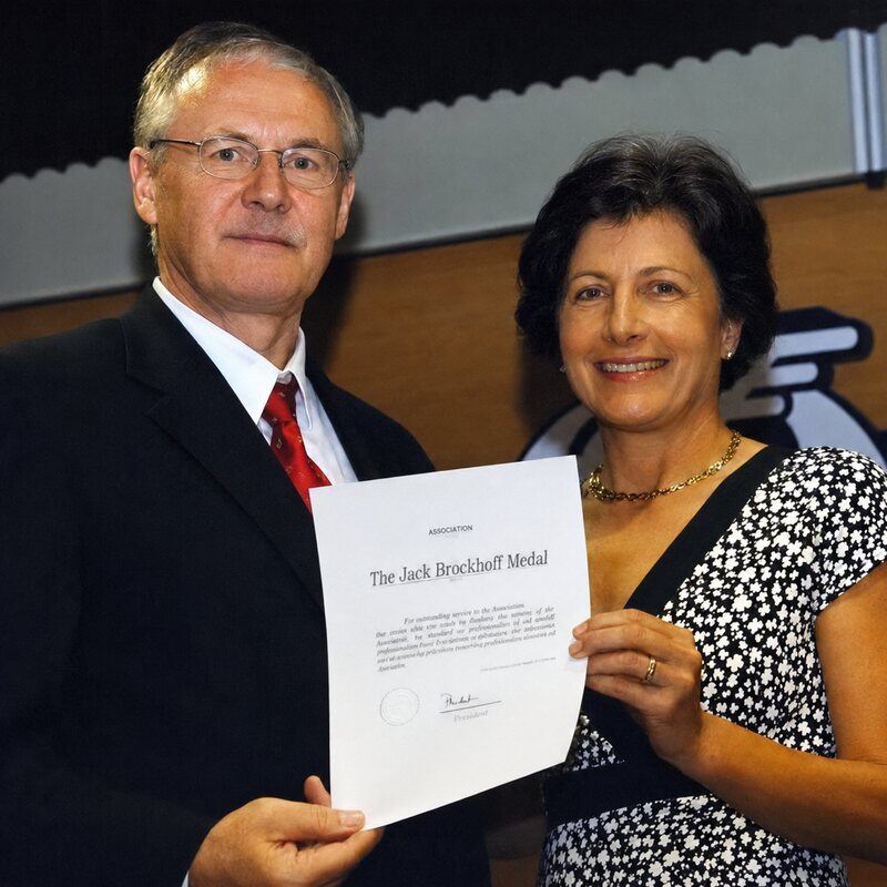 Ivete Fagundes recebendo o título de posse no Comitê Executivo da Copa FIFA 2014, 2009